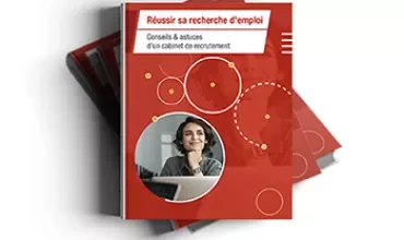 Couverture de livre rouge sur la recherche d'emploi avec une personne souriante.